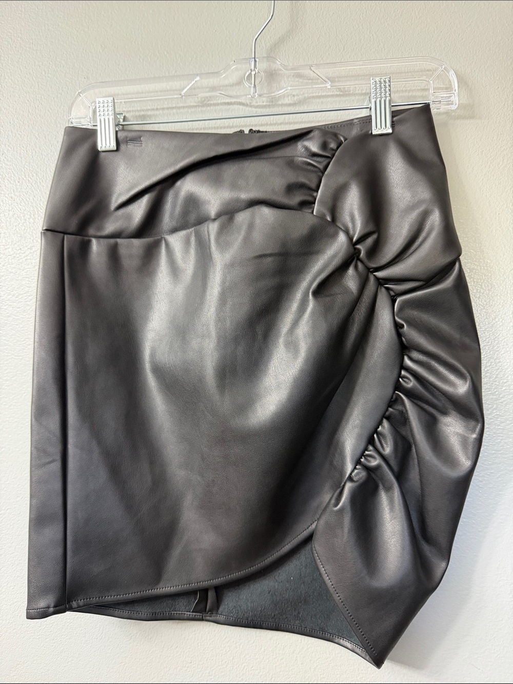 ASTR THE LABEL Black Faux leather mini skirt ruched detailing small